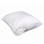 Poduszka antyalergiczna pikowana 50x60 cm w kolorze białym, widoczna z boku. Wypełnienie widać przez otwarty zamek. Materiał pokrywy jest lekko teksturowany z wzorem pikowania. Zaznaczone zielonym szwem. Prezentowana na jednolitym tle.