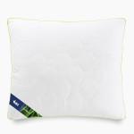 Poduszka antyalergiczna pikowana 50x60 cm w białym kolorze, pokryta materiałem bambusowym. Zdobiona wzorem w hexagon oraz zielonymi wykończeniami. Widok frontalny, produkt leży płasko na białym tle. Etykieta z logo na dolnym rogu.
