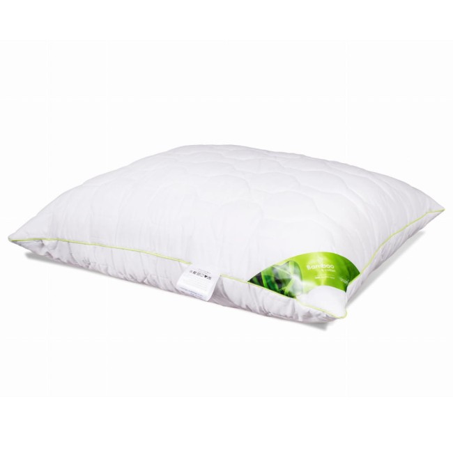 Poduszka antyalergiczna pikowana 50x60 cm, z białym pokryciem i zielonymi detalami, leży na płaskiej powierzchni. Materiał bambusowy, miękka faktura, widoczna etykieta z logo oraz informacje produktowe na jednym z boków.