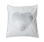Poszewka dekoracyjna 40x40 cm w kolorze białym z metalicznym srebrnym sercem, o gładkiej fakturze. Ujęcie frontalne, produkt leżący na jednolitym tle. Wzór serca z delikatnymi kropkami, brak dodatkowych napisów czy logo.