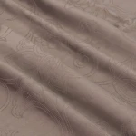 Pościel satyna bawełniana żakardowa w kolorze jasnobrązowym, o subtelnym, eleganckim wzorze florystycznym. Złożona materiałem na powierzchni, eksponuje delikatną fakturę i wzór. Idealna na poduszki lub kołdrę o wymiarach 160x200.