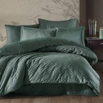 Pościel satyna bawełniana żakardowa w odcieniu butelkowej zieleni, z geometrycznym wzorem. W skład zestawu wchodzą dwa poszewki na poduszki oraz poszwa na kołdrę 160x200 cm.