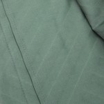 Pościel żakardowa w odcieniu zieleni, wykonana z satyny bawełnianej, rozłożona, z widocznym wzorem w prostokąty i subtelnym przeszyciem. Materiał gładki, matowy, idealny na zestaw 160x200 cm.