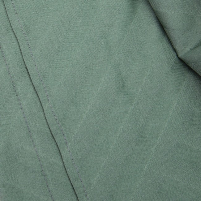 Pościel żakardowa w odcieniu zieleni, wykonana z satyny bawełnianej, rozłożona, z widocznym wzorem w prostokąty i subtelnym przeszyciem. Materiał gładki, matowy, idealny na zestaw 160x200 cm.