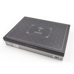 Czarna, prostokątna, matowa opakowanie pościeli z kolekcji Luxury. Na wieczku widoczny napis LUXURY COLLECTION w białym kolorze oraz logo DARYMEX. Produkt leży płasko na jasnym tle, z widocznymi krawędziami i detalami na bokach opakowania.
