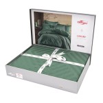 Pościel satyna bawełniana żakardowa 160x200 w kolorze ciemnozielonym, zapakowana w ozdobne pudełko z przezroczystym wieczkiem. Zestaw zawiera poszwę na kołdrę oraz dwie poduszki, z delikatnym wzorem strukturalnym. Pudełko ozdobione wstążką.