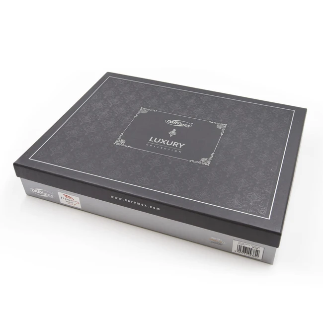 Czarna pudełko z logo DARYmex i napisem LUXURY COLLECTION. Opakowanie ma elegancki, matowy wykończenie z delikatnym, wzorzystym tłem. Widoczna etykieta z kodem kreskowym na boku. Produkt leży na białym tle.