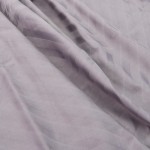 Pościel satyna bawełniana żakardowa 160x200 w odcieniach szaro-fioletowych, z widocznym wzorem diagonalnych linii. Produkt rozłożony na płasko, ukazujący teksturę tkaniny. Przeznaczony do łóżka, pasujący do standardowych rozmiarów poduszek i kołder.