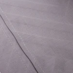 Pościel satyna bawełniana żakardowa 160x200 w odcieniu jasnofioletowym, z subtelnym wzorem w diagonalne struktury. Produkt rozłożony na płasko, z widocznym detalem przeszyć w kontrastowym, jasnoszarym kolorze.