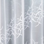 Firana żakardowa Bakaro w kolorze białym, o wymiarach 520x160 cm, z delikatnym, ażurowym wzorem w formie gałązek. Materiał lekki i transparentny, zawieszona w sposób rozłożony, na jednolitym tle.