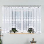 Firana gotowa z żakardowym wzorem w kolorze białym, o wymiarach 500x160 cm. Zawieszona na karniszu, z dekoracyjnym wykończeniem na dolnej krawędzi. Widoczne detale to ażurowe wzory i delikatna struktura materiału. Tło jasne, produkt w aranżacji okiennej.