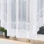 Firana gotowa Bastia, żakardowa, w kolorze białym, o wymiarach 500x160 cm. Zawiera dekoracyjny wzór roślinny na dolnej krawędzi. Produkt wiszący, częściowo przezroczysty, z delikatną teksturą, umieszczony na oknie z kwiatami na parapecie.