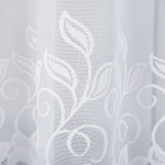 Biała firana żakardowa Bastia o wymiarach 500x160 cm, z delikatnym wzorem liści i spiral. Ujęcie zbliżeniowe, ukazujące fakturę i szczegóły wzoru. Podkreśla lekkość materiału, zawieszona, na jasnym tle.