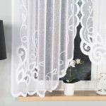 Firana gotowa Ewelina żakardowa w białym kolorze, o wymiarach 300x160 cm, z subtelnym wzorem roślinnym w dolnej części. Produkt wiszący na karniszu z gładkim tłem i dekoracyjnymi detalami, w otoczeniu doniczki z rośliną.