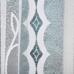 Firana gotowa Ewelina w kolorze białym, żakardowa o wymiarach 300x160 cm, z wzorem w kształcie rombów. Produkt rozłożony, wiszący na karniszu. Tło białe, co podkreśla detale wzoru. Wysoka jakość materiału, delikatna faktura, przejrzystość tkaniny.