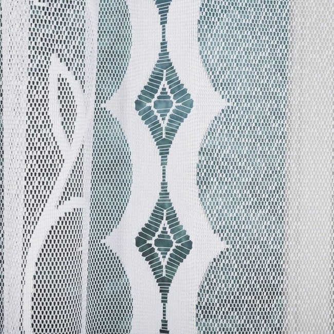 Firana gotowa Ewelina w kolorze białym, żakardowa o wymiarach 300x160 cm, z wzorem w kształcie rombów. Produkt rozłożony, wiszący na karniszu. Tło białe, co podkreśla detale wzoru. Wysoka jakość materiału, delikatna faktura, przejrzystość tkaniny.