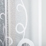 Firana gotowa Ewelina żakardowa biała 300x160, w kolorze białym, z delikatnym wzorem w formie subtelnych, wijących się linii. Produkt wiszący, zobrazowany z boku, na jednolitym tle, ukazuje teksturę materiału i wzór, podkreślający elegancki styl.