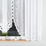 Firana żakardowa w kolorze białym, o wymiarach 400x160 cm, z dekoracyjnym wzorem w formie falistej bordiury. Produkt prezentowany na białym tle, wiszący na oknie, obok doniczka z rośliną i świecznikiem. Ujęcie z boku.