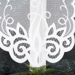 Firana gotowa Ewelina żakardowa w kolorze białym, o wymiarach 400x160 cm. Produkt ozdobiony delikatnym, ażurowym wzorem roślinnym. Zawieszona w poziomie, na jednolitym tle. Wyraźne detale wzoru podkreślają teksturę materiału. Roślina doniczkowa w tle.