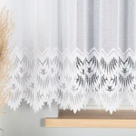Firana gotowa Felicja żakardowa, biała, o wymiarach 400x160 cm. Produkt wiszący, widoczny na frontalnym zbliżeniu, z dekoracyjnym wzorem w liście na dolnej krawędzi. Tło proste, w odcieniach szarości, z naturalnym elementem trawy.