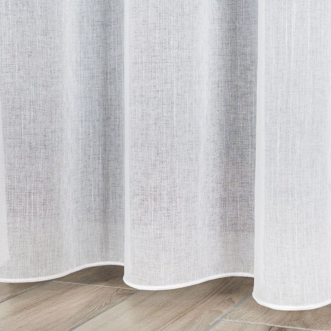 Firana fantazyjna z ołowianką w kolorze białym, o wysokości 320 cm. Tkanina lniana, półprzezroczysta, z wykończonym dolnym brzegiem. Ujęcie z boku, wisząca na karniszu, z widoczną strukturą materiału na prostym tle podłogi.