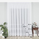 Firana haftowana ze wzorem pasowym, wysokość 280 cm, w kolorze białym. Produkt wiszący, z delikatnym, falbaniastym wykończeniem na dole.