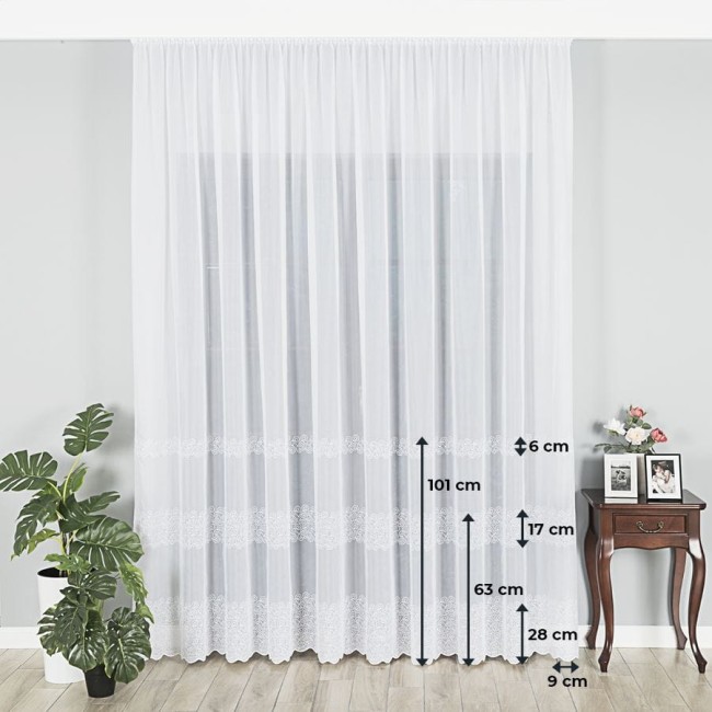 Firana haftowana ze wzorem pasowym, wysokość 280 cm, w kolorze białym. Produkt wiszący, z delikatnym, falbaniastym wykończeniem na dole.