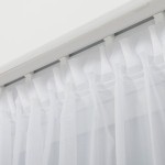 Firana haftowana ze wzorem pasowym, wysokość 280 cm, w kolorze białym, wisząca na karniszu. Zbliżenie na górną część firany, ukazujące zmarszczone detale i delikatny haft, tło proste, białe.
