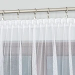 Firana żakardowa z ołowianką w kolorze białym, wysokość 250 cm; z delikatnymi, złotymi paseczkami. Produkt zawieszony na rurce, lekko prześwitujący, ukazujący wzór żakardowy. Widok z przodu, zwisający, na prostej, jasnej ścianie.