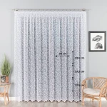 Firana żakardowa Zuzanna w kolorze białym, o wysokości 250 cm, z delikatnym wzorem roślinnym. Wiszący materiał z teksturą, z detalami wymiarów: szerokość 30 cm, wysokość 33,5 cm. Tło w neutralnym kolorze, z naturalnymi elementami wnętrza.