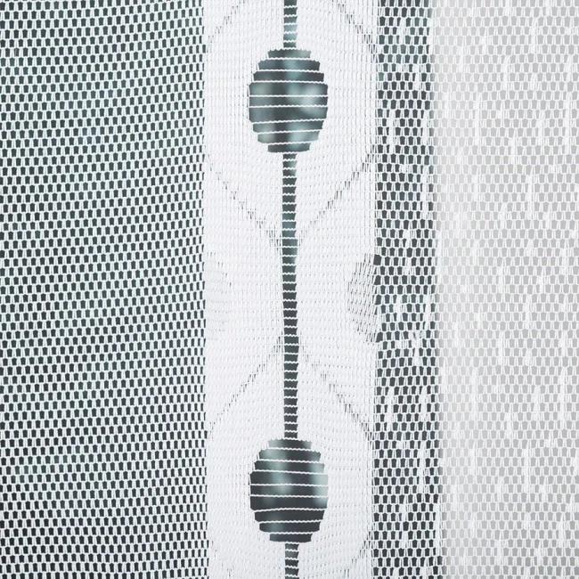 Firana gotowa panelowa Jadwiga żakardowa w kolorze białym, o wymiarach 400x150 cm. Wzór z okrągłymi detalami w centralnej części, wykonana z delikatnego materiału. Produkt wiszący, zaprezentowany na jednolitym tle.