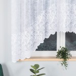 Firana żakardowa w kolorze białym o wymiarach 300x160 cm, z dekoracyjnym wzorem w kształcie spirali. Powieszona na oknie, z widoczną rośliną na parapecie oraz brązową ramą okna. Ujęcie frontalne. Tekstura lekka i przezroczysta.