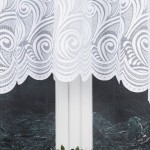 Firana żakardowa w kolorze białym o wymiarach 300x160 cm, z delikatnym wzorem w formie falistych linii i spiralnych motywów. Ujęcie frontalne, wisząca na oknie, z lekko falującym dołem. Tło ciemne, naturalne, co podkreśla jasność firany.