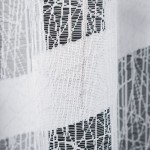 Firana żakardowa Wiktoria w białym kolorze, o wymiarach 410x160 cm, z delikatnym wzorem w formie geometrycznych linii. Produkt wisi w delikatnych fałdach, na jednolitym tle.
