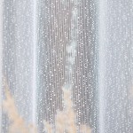 Firana żakardowa w kolorze białym, o wymiarach 400x160 cm, z delikatnym, teksturowanym wzorem. Produkt wiszący, uchwycony w zbliżeniu, ukazuje subtelne przejrzystości tkaniny. Tło proste, co podkreśla elegancję firany.