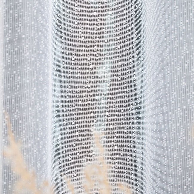 Firana żakardowa w kolorze białym, o wymiarach 400x160 cm, z delikatnym, teksturowanym wzorem. Produkt wiszący, uchwycony w zbliżeniu, ukazuje subtelne przejrzystości tkaniny. Tło proste, co podkreśla elegancję firany.