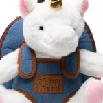 Pluszowy plecak dziecięcy z maskotką w kształcie jednorożca. Plecak w kolorze niebieskim z brązowymi detalami. Widoczne uszy, róg oraz napis Be my friend na przodzie. Ujęcie frontalne, produkt złożony. Idealny dla dzieci, służy jako zabawka i plecak.