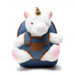 Pluszowy plecak dziecięcy w kształcie jednorożca, wykonany z miękkiego białego pluszu z brązowymi i niebieskimi detalami. Z przodu widoczne napisy Be my friend. Plecak stoi w pozycji frontalnej, z długimi uszami i złotym rogiem.