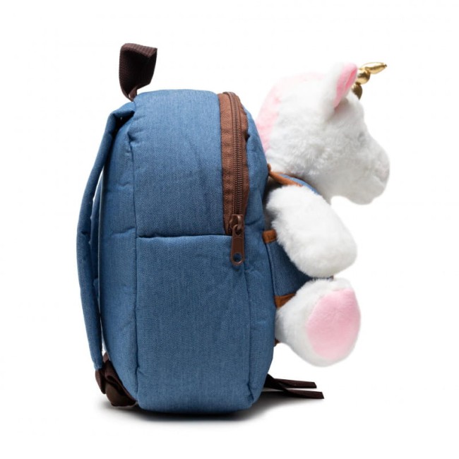 Pluszowy plecak dziecięcy w kolorze błękitnym z brązowymi detalami, z zamkiem błyskawicznym. Z tyłu plecaka wystaje pluszowa maskotka jednorożca z widoczną złotą rogą. Plecak ma klasyczny kształt, jest leżący na boku.