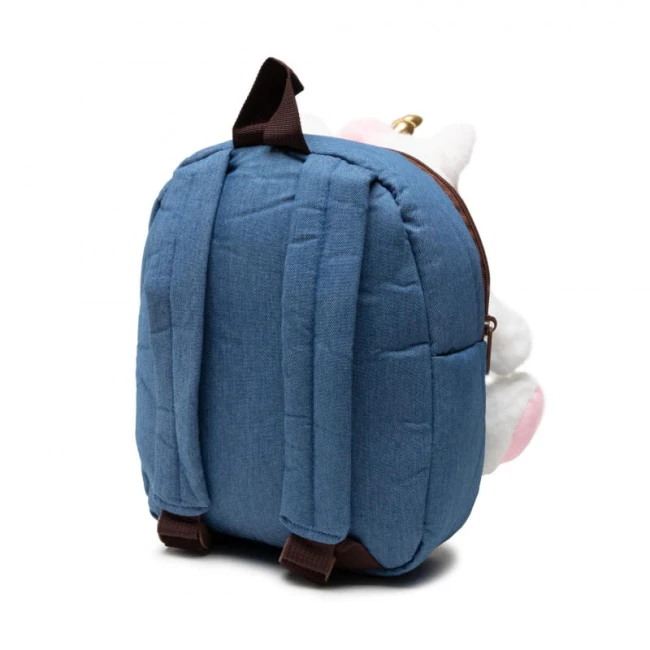 Pluszowy plecak dziecięcy w kolorze błękitnym z brązowymi ramiączkami. Z tyłu widoczny zamek błyskawiczny i przyszyta rączka. Plecak ma zaokrąglony kształt oraz wszytą główkę jednorożca z boku. Detale na materiale są matowe i teksturowane.