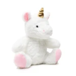 Pluszowy plecak dziecięcy w kształcie jednorożca, biały z różowymi poduszkami na łapkach, ma złoty rożek i czarne oczka. Ułożony w pozycji siedzącej, na białym tle, przedstawia detale przytulanki, idealny do przenoszenia drobiazgów.