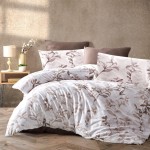 Pościel satynowa 160x200 Mass-1 w dekoracyjne kwiaty Luxury, w odcieniach bieli i brązu, z kwiatowym wzorem. Poduszki w dwóch kolorach: brązowym i jasnym.