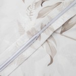 Pościel satynowa 160x200 z dekoracyjnym kwiatowym wzorem, w odcieniach beżu i bieli. Ujęcie z bliska, pokazujące suwak oraz delikatną teksturę tkaniny. Produkt leży płasko, na jednolitym tle, z widoczną gładką powierzchnią materiału.