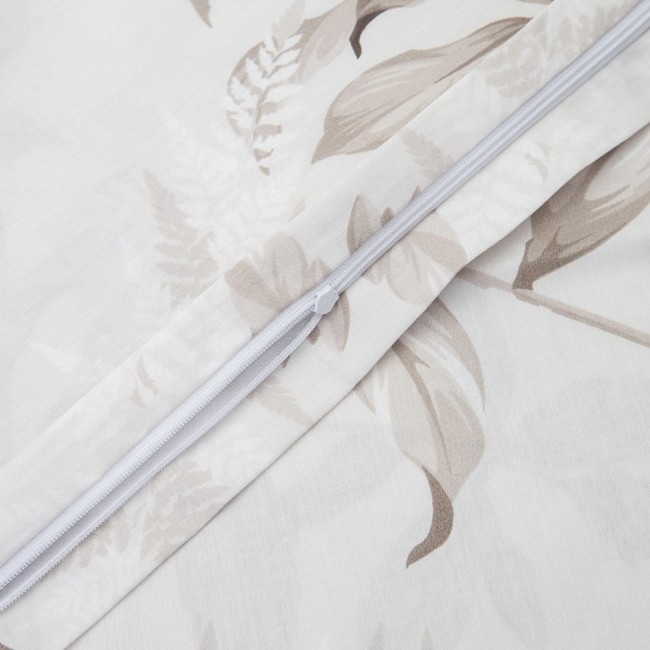 Pościel satynowa 160x200 z dekoracyjnym kwiatowym wzorem, w odcieniach beżu i bieli. Ujęcie z bliska, pokazujące suwak oraz delikatną teksturę tkaniny. Produkt leży płasko, na jednolitym tle, z widoczną gładką powierzchnią materiału.