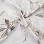 Pościel satynowa 160x200 Mass-1, z geometrycznym wzorem kwiatów w odcieniach beżu na jasnym tle. Tkanina z gładką, błyszczącą fakturą, rozłożona na płaskiej powierzchni. Widoczne szczegóły roślinne, tworzące stonowany i elegancki wygląd.