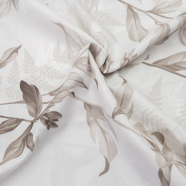 Pościel satynowa 160x200 Mass-1, z geometrycznym wzorem kwiatów w odcieniach beżu na jasnym tle. Tkanina z gładką, błyszczącą fakturą, rozłożona na płaskiej powierzchni. Widoczne szczegóły roślinne, tworzące stonowany i elegancki wygląd.
