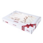 Pościel satynowa Mass-1 160x200 w dekoracyjne kwiaty Luxury w eleganckim opakowaniu z logo DARYmex. Opakowanie z ozdobną kokardą, z widocznymi roślinnymi wzorami na jasnym tle. Produkt leży na płaskiej powierzchni.