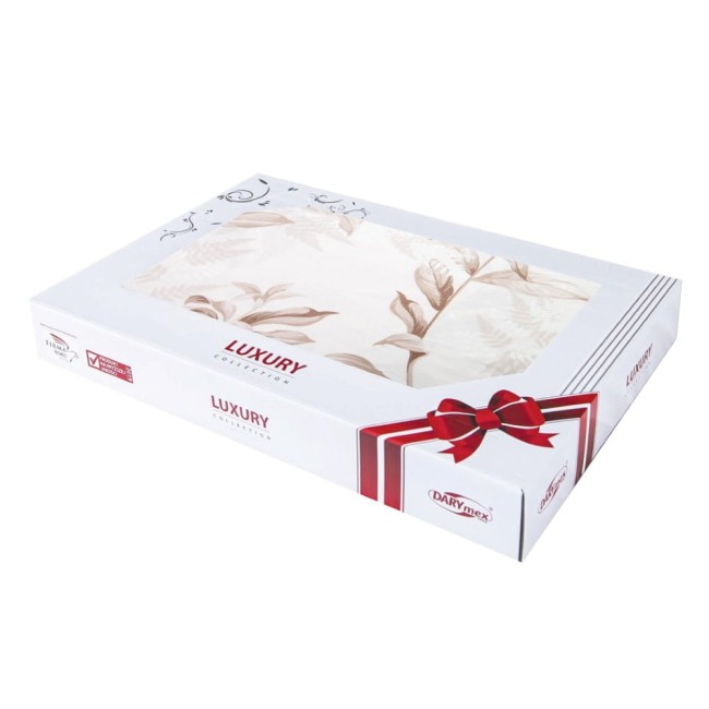 Pościel satynowa Mass-1 160x200 w dekoracyjne kwiaty Luxury w eleganckim opakowaniu z logo DARYmex. Opakowanie z ozdobną kokardą, z widocznymi roślinnymi wzorami na jasnym tle. Produkt leży na płaskiej powierzchni.