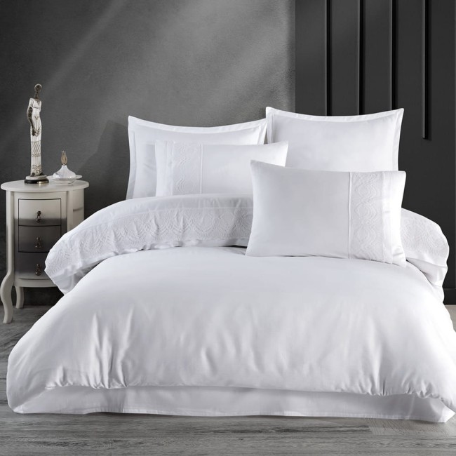  Elegancka, piękna i delikatna pościel satynowa z dekoracyjną gipiurą w rozmiarze 160x200 cm w kolorze białym 