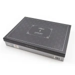 Eleganckie opakowanie pościeli w odcieniach szarości, z logo Darymex oraz napisem LUXURY COLLECTION. Kwadratowy kształt, matowa faktura i ozdobny wzór na wieczku. Widoczny kod kreskowy oraz oznaczenie certyfikatu jakości. Idealne do prezentacji.